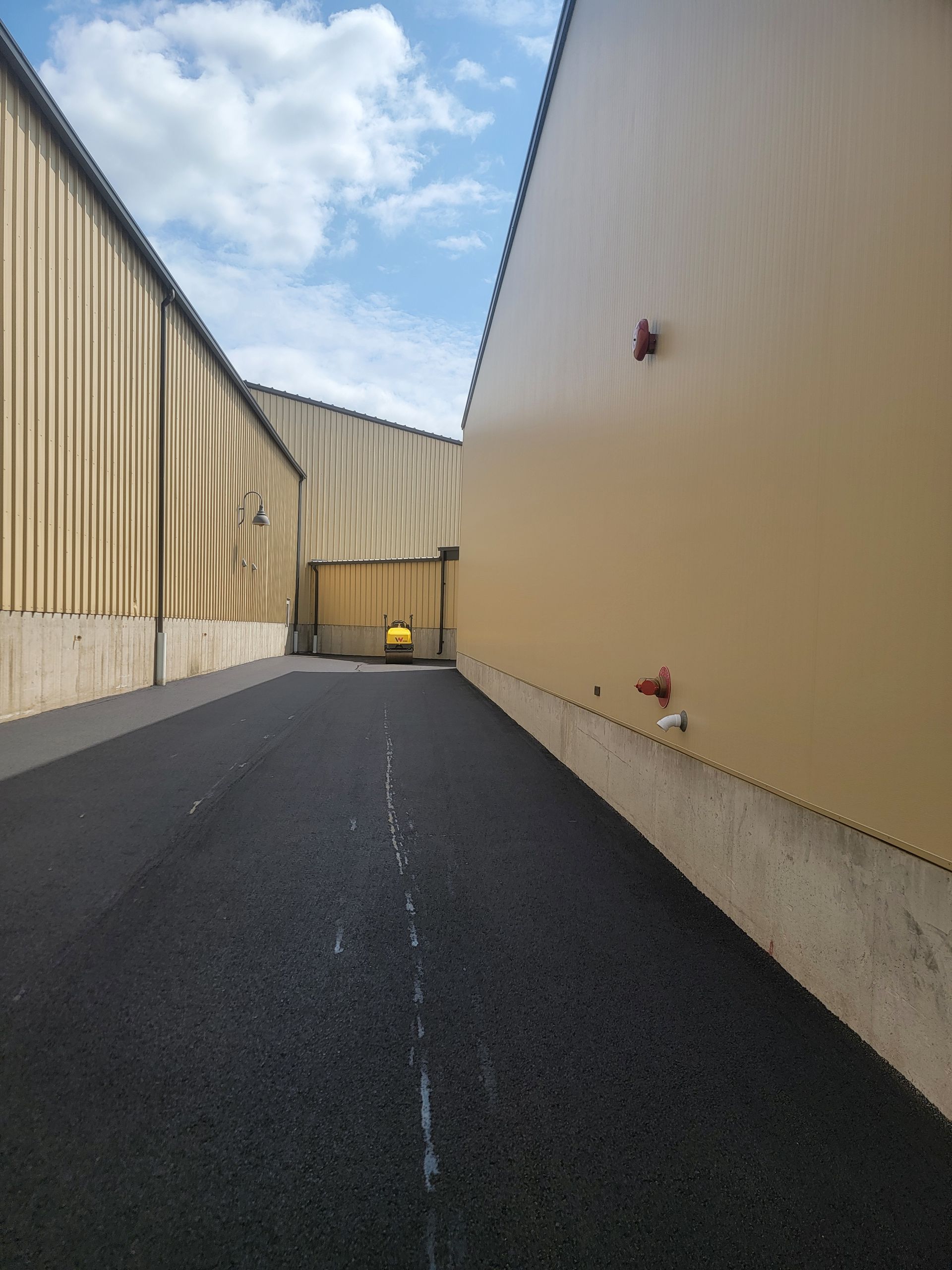 A narrow alleyway between two large buildings