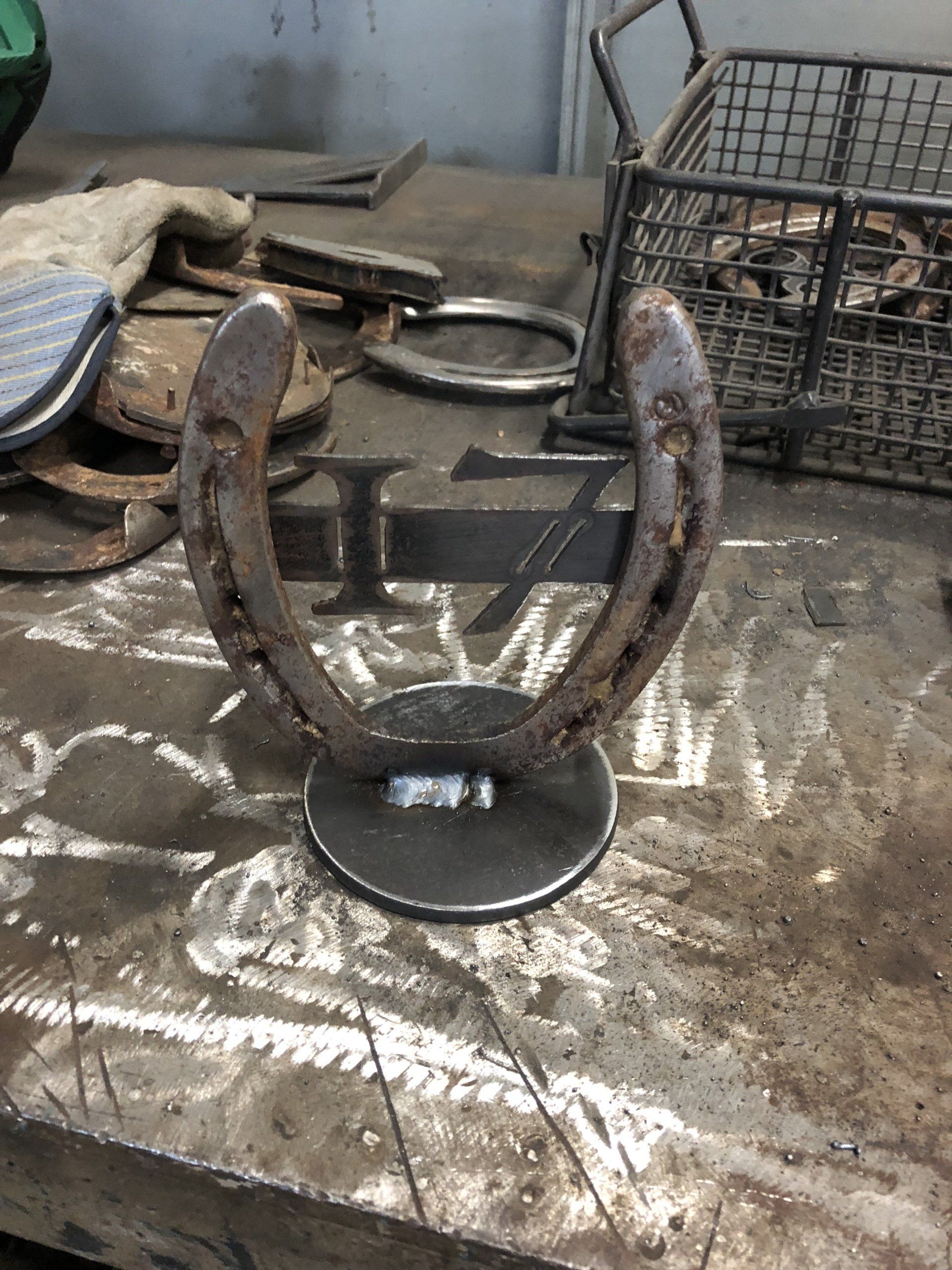 A horseshoe is sitting on top of a metal table.