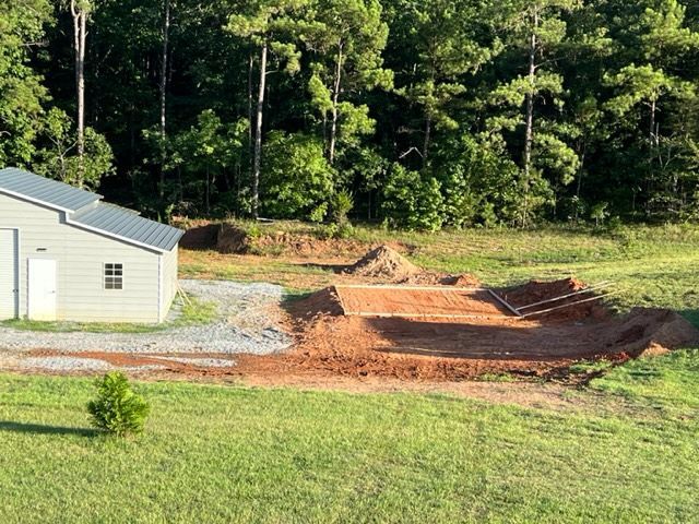 a white house is sitting in the middle of a grassy field