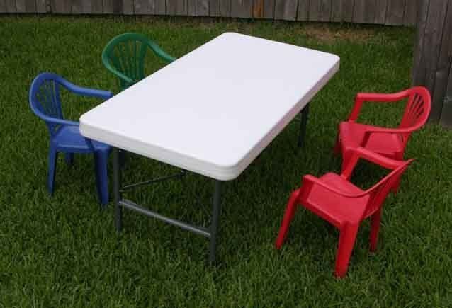 Kids' table and chair set