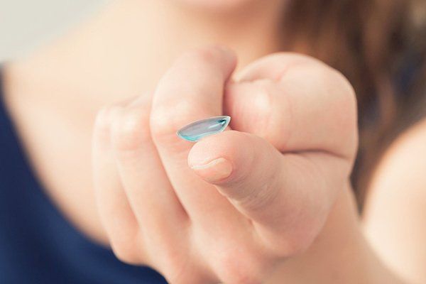 Contact lense on fingertip