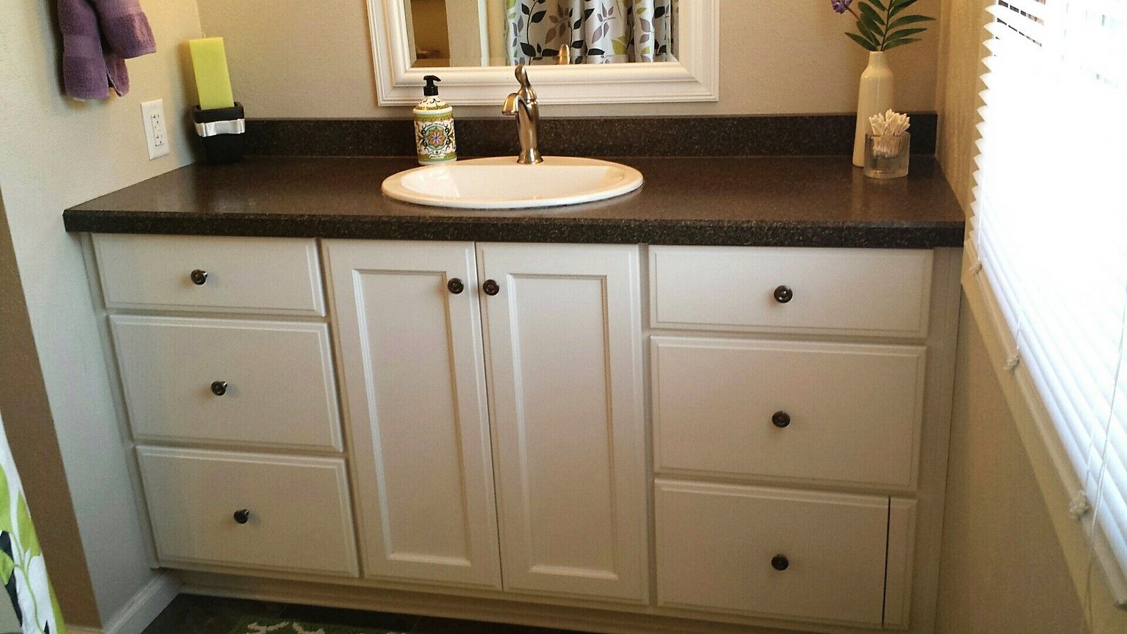 Bathroom vanity in white