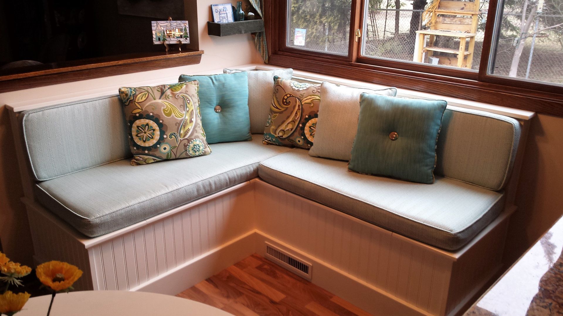 Custom bench in white