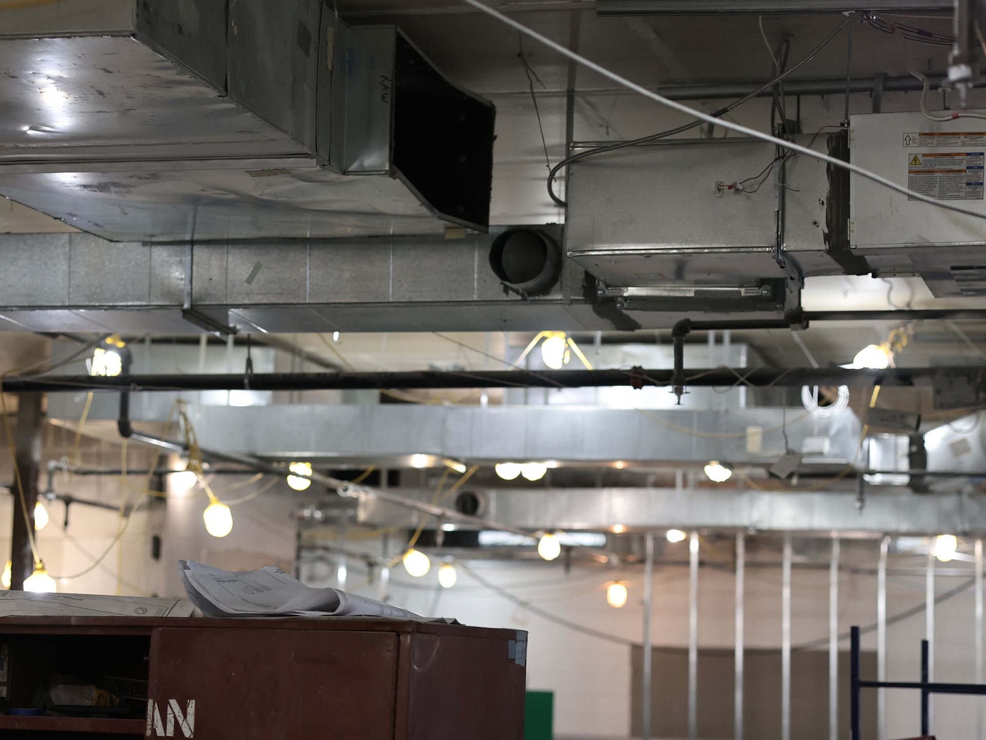 A large room with a ceiling that has a sign that says ' nn ' on it