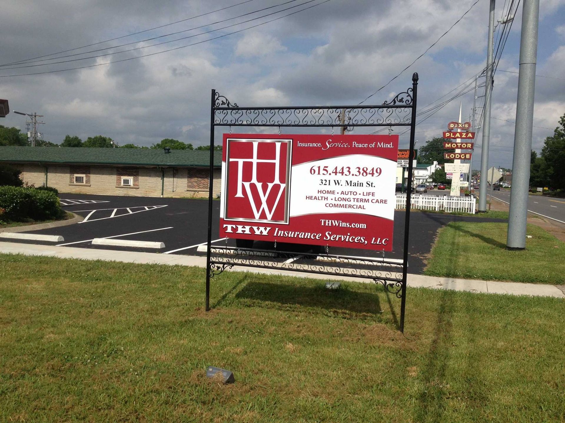 A red and white sign that says thw on it