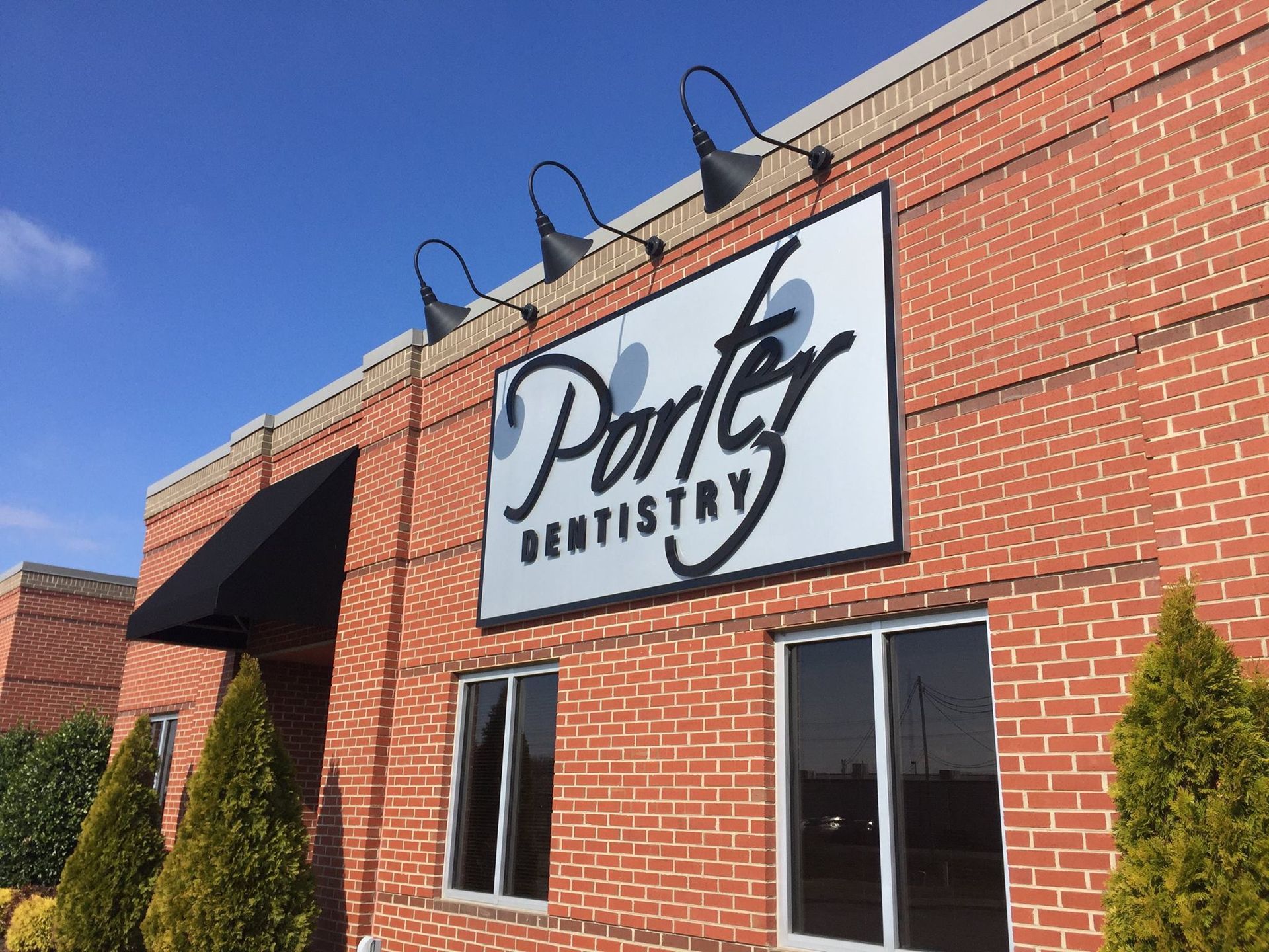 A brick building with a sign that says porter dentistry