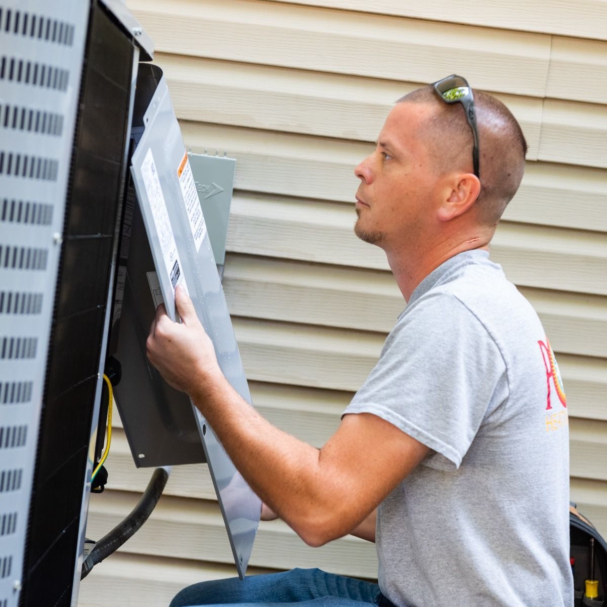 A man in a grey shirt with the letter r on the back