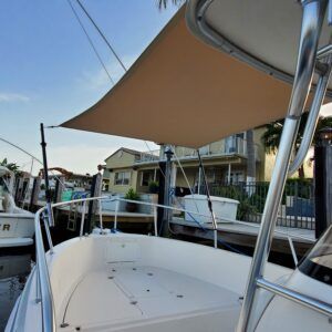 A boat with the letter r on the side of it