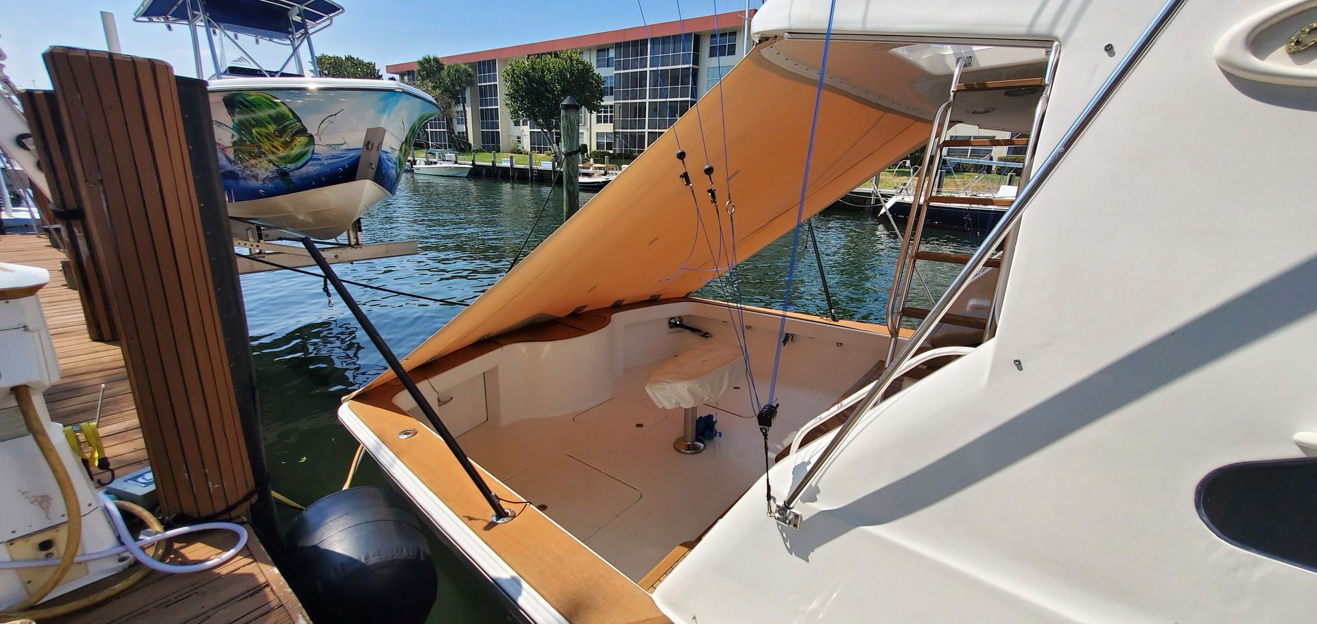 A boat is docked at a dock in a marina.