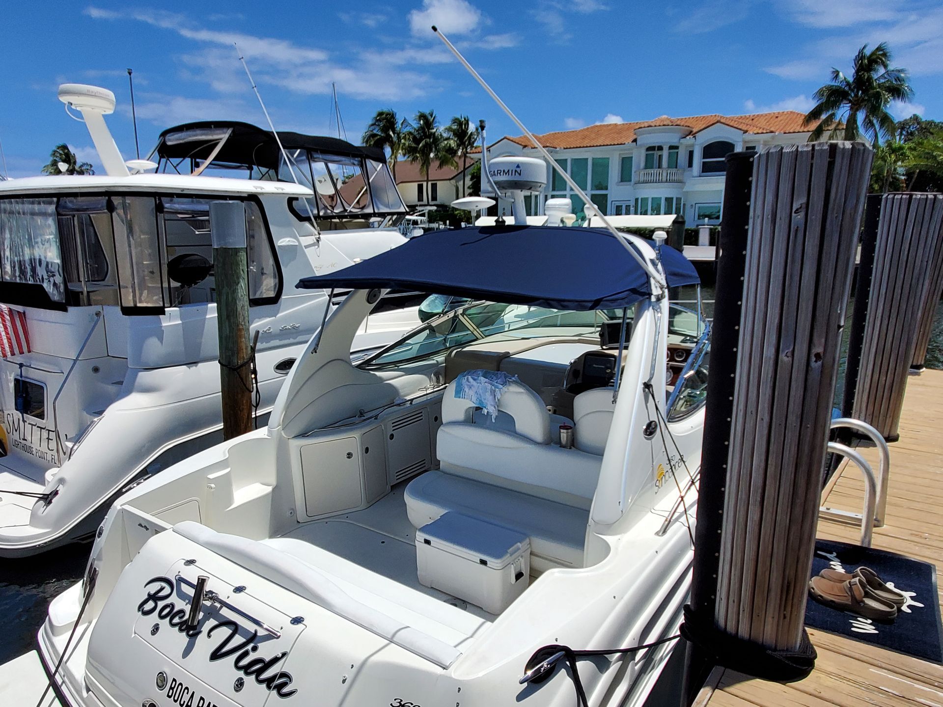 A boat with the name boat vida on the back