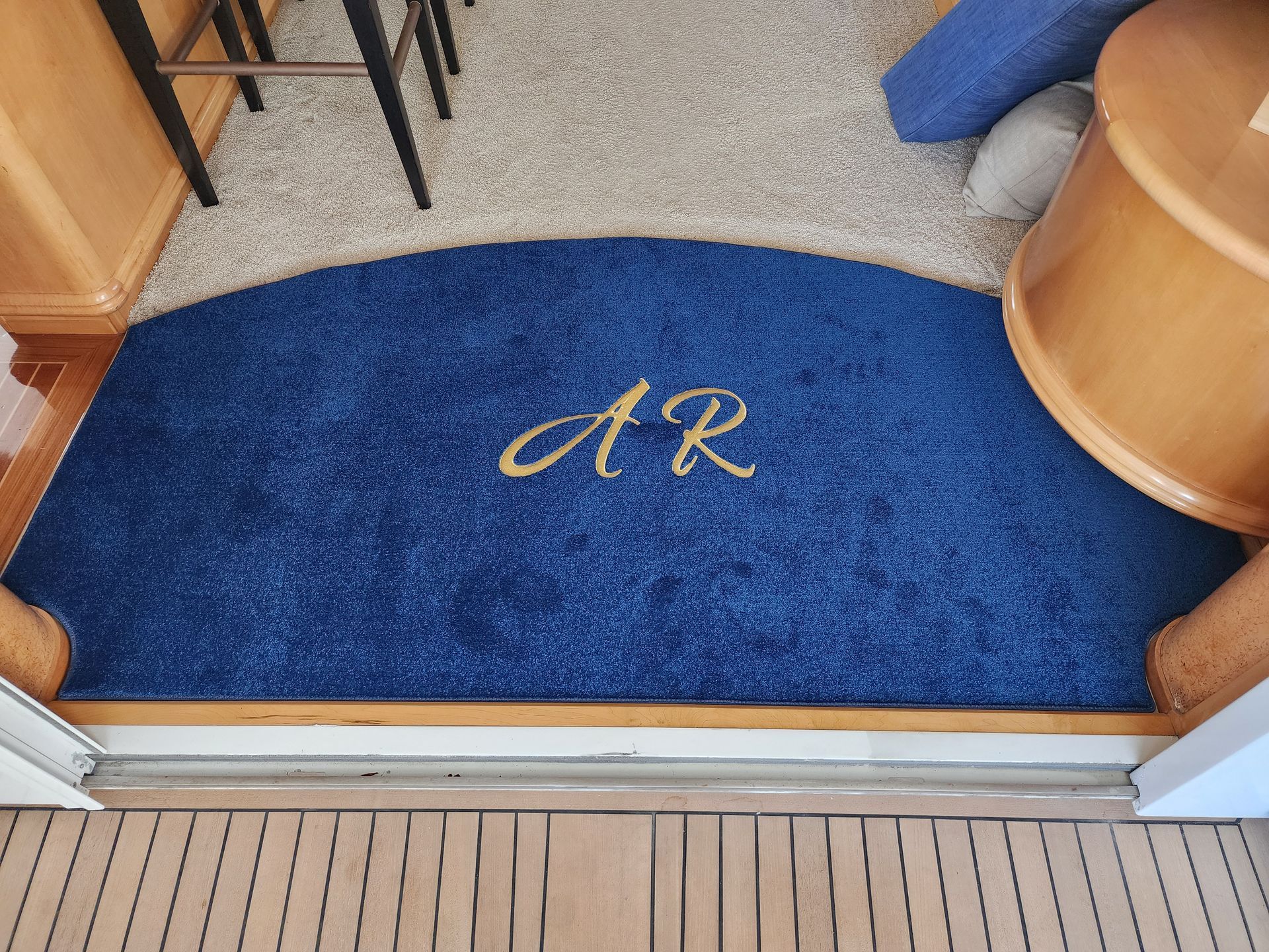 A blue door mat with the letters ar on it