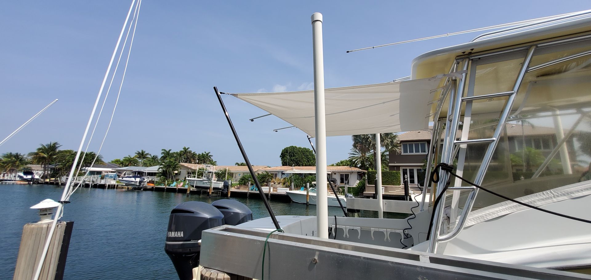A boat is docked at a dock in a harbor.