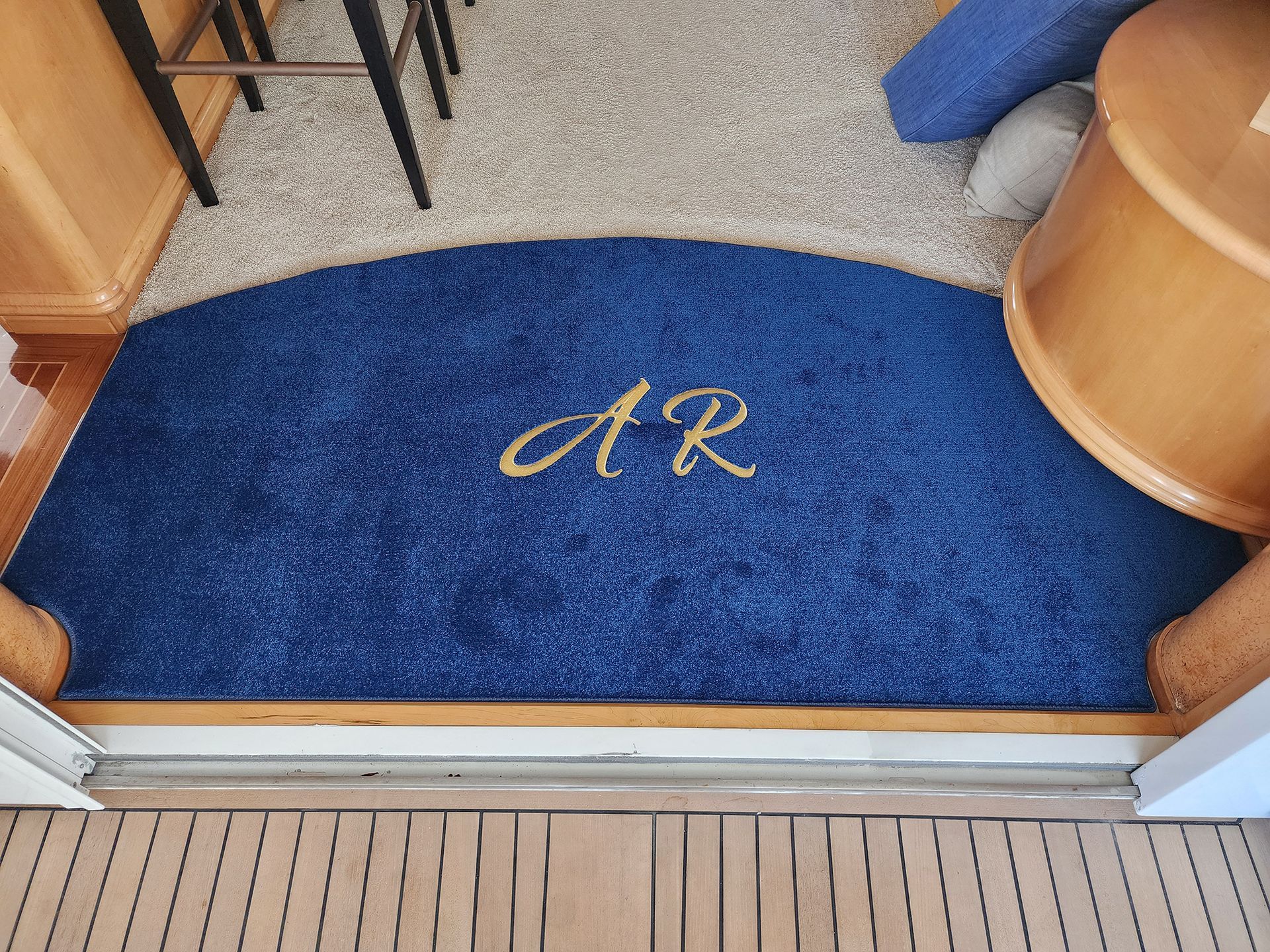 A blue door mat with the letters ar on it