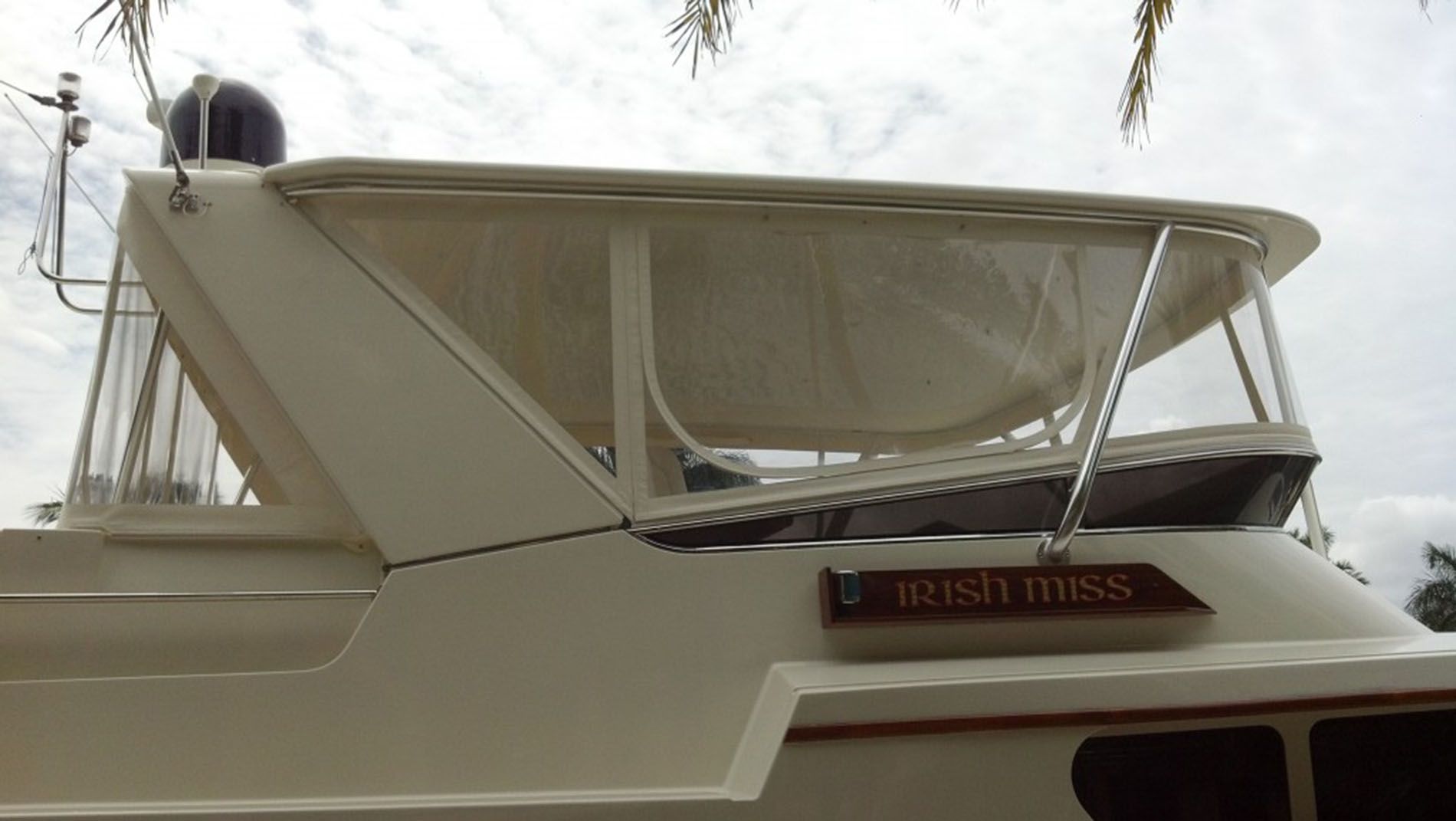 A boat with a sign on the back that says ' reisa ' on it