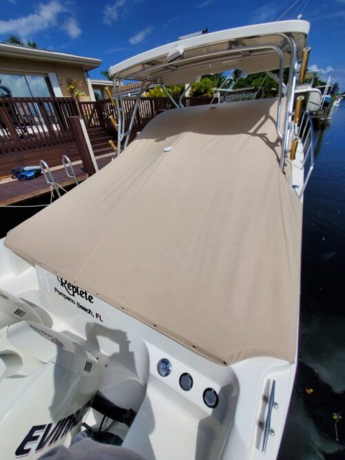 A white boat with the word evinrude on the side