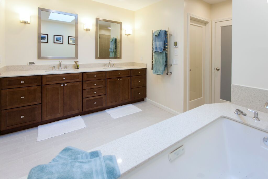 A bathroom with two sinks and a bathtub