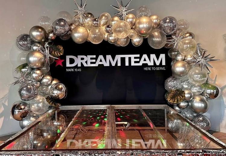 A balloon arch with the word Dream Team on it