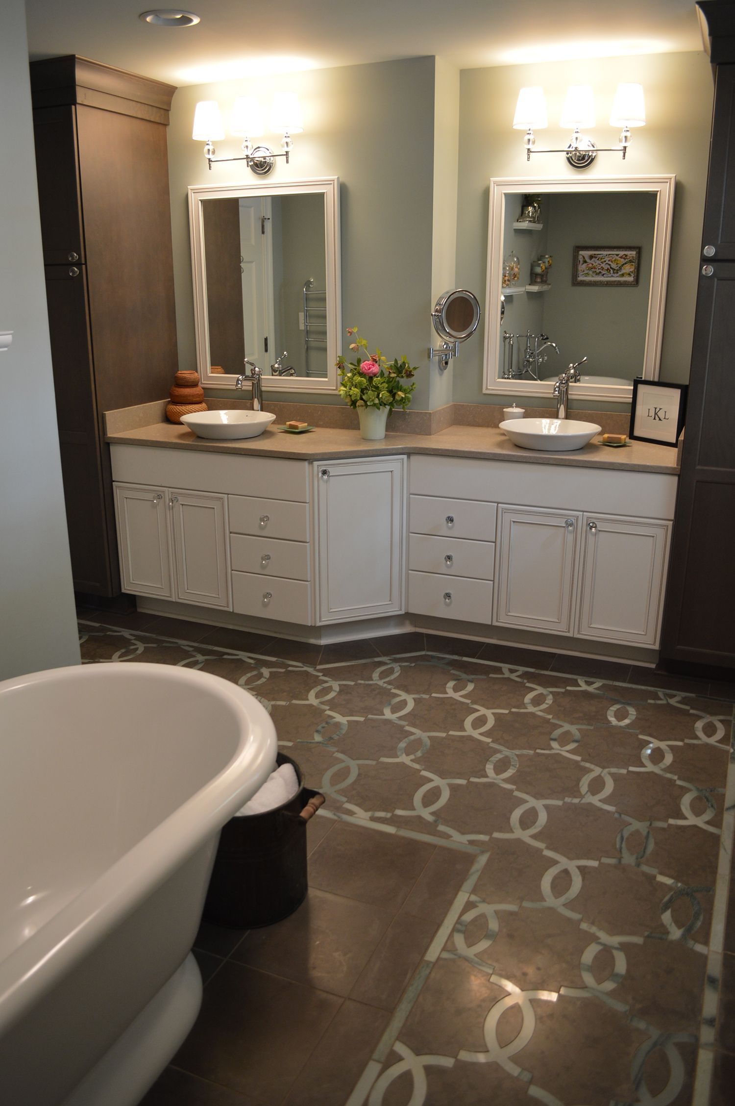 A bathroom with two sinks and a bathtub.