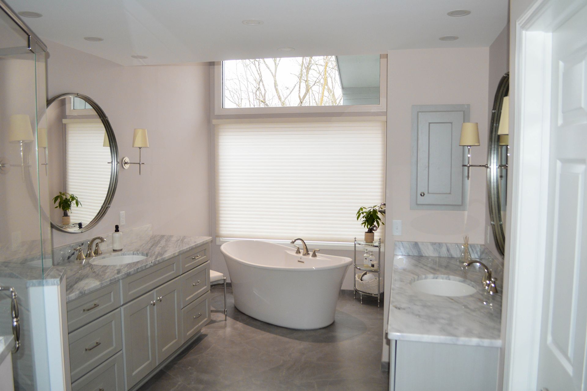 A bathroom with two sinks and a bathtub.