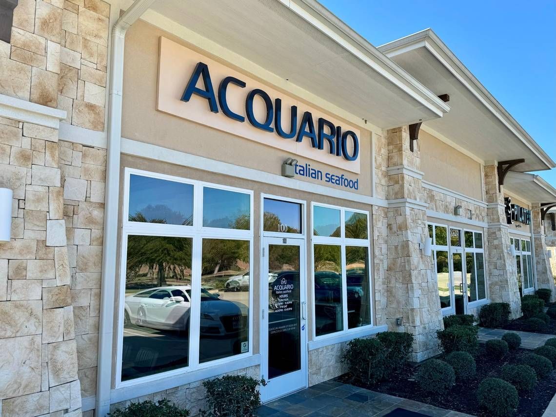 A building with a sign that says acquario on it