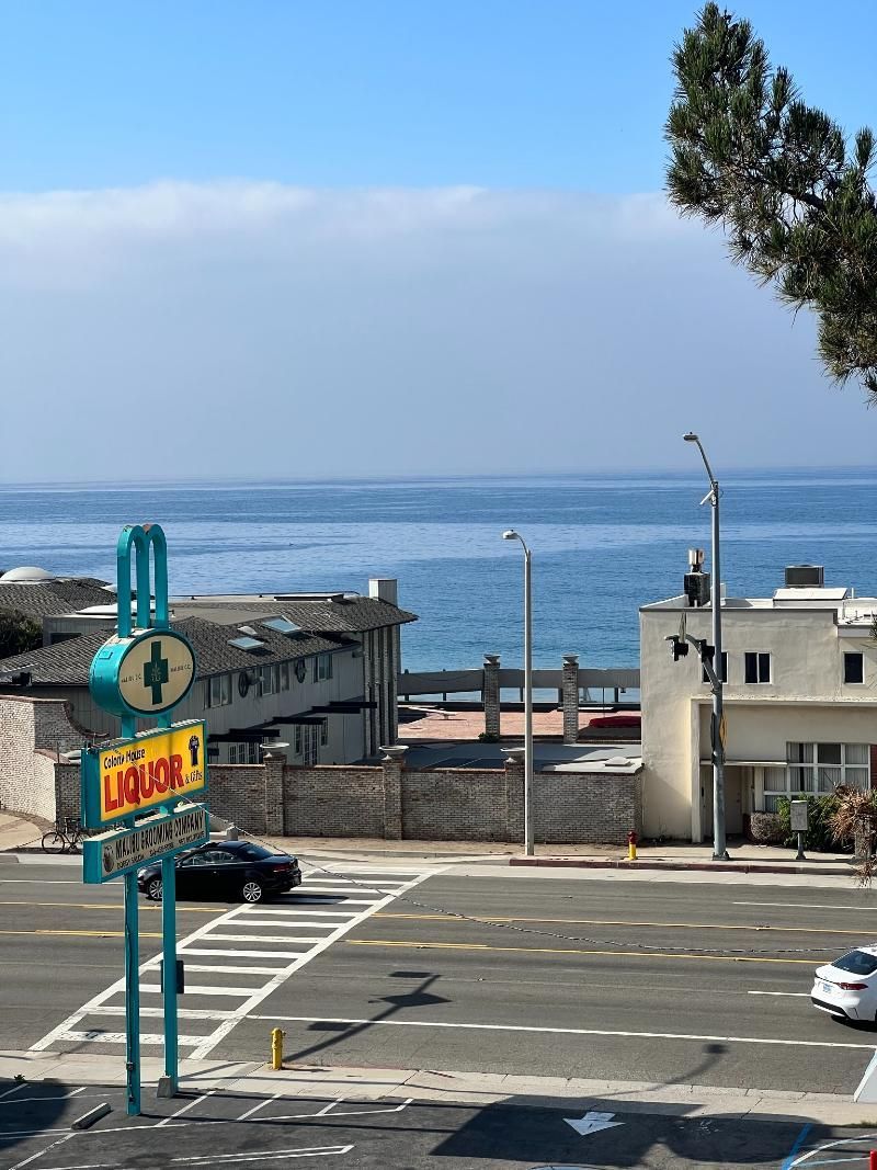 A street with a sign that says liquor on it