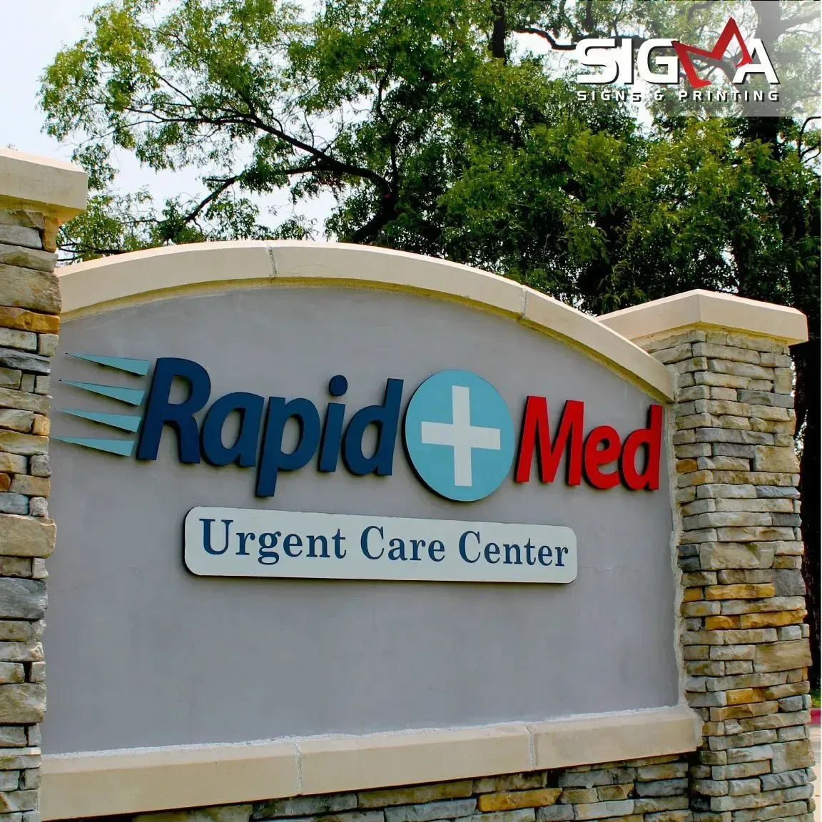 a sign for rapid med urgent care center
