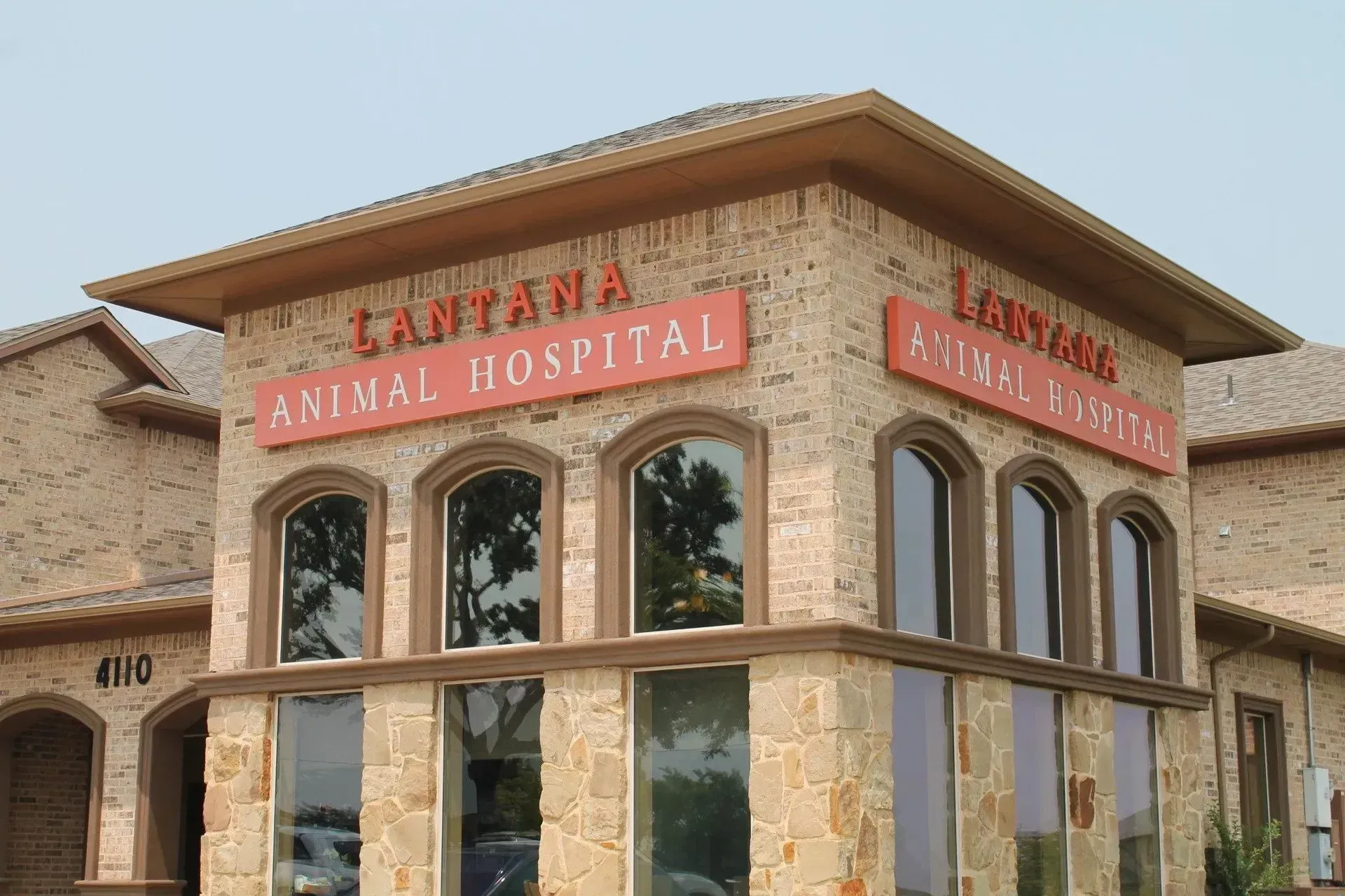 Reverse lit channel letters with reverse routed push thru cabinet building signs in for Lantana Animal Hospital.