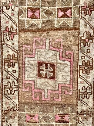 A close up of a rug with a geometric pattern on it.