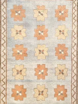 A rug with a pattern of flowers on it