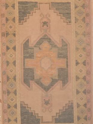 A close up of a rug with a geometric pattern on it.