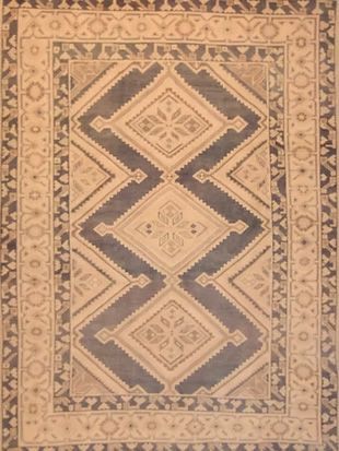 A rug with a geometric pattern on it