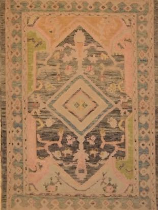 A rug with a diamond shaped pattern on it