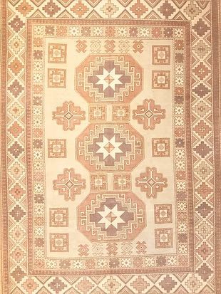 A close up of a rug with a geometric pattern on it.