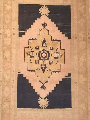 A rug with a geometric pattern on it