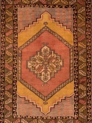 A rug with a geometric pattern on it