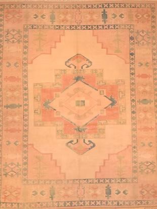 A rug with a geometric pattern on it