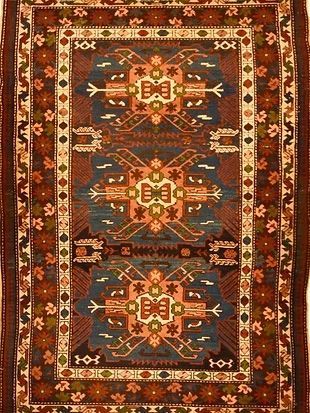 A rug with a geometric pattern on it