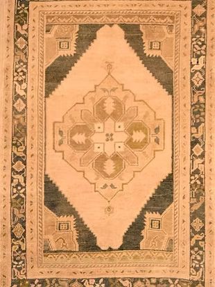 A rug with a geometric pattern on it