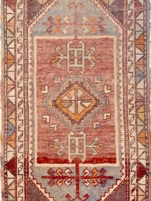 A rug with a geometric pattern on it