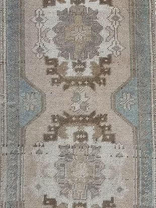A close up of a rug with a pattern on it.