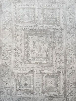 A close up of a rug with a pattern on it.
