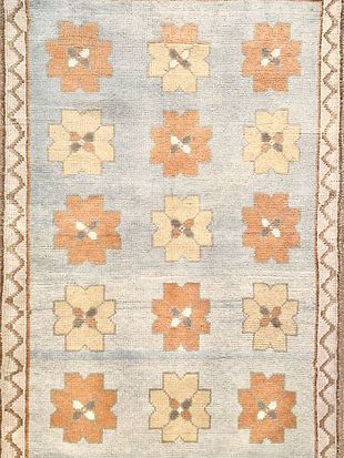 A rug with a pattern of flowers on it