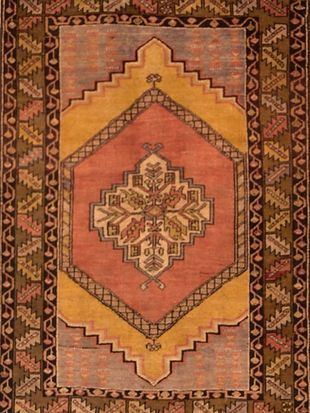 A rug with a geometric pattern on it