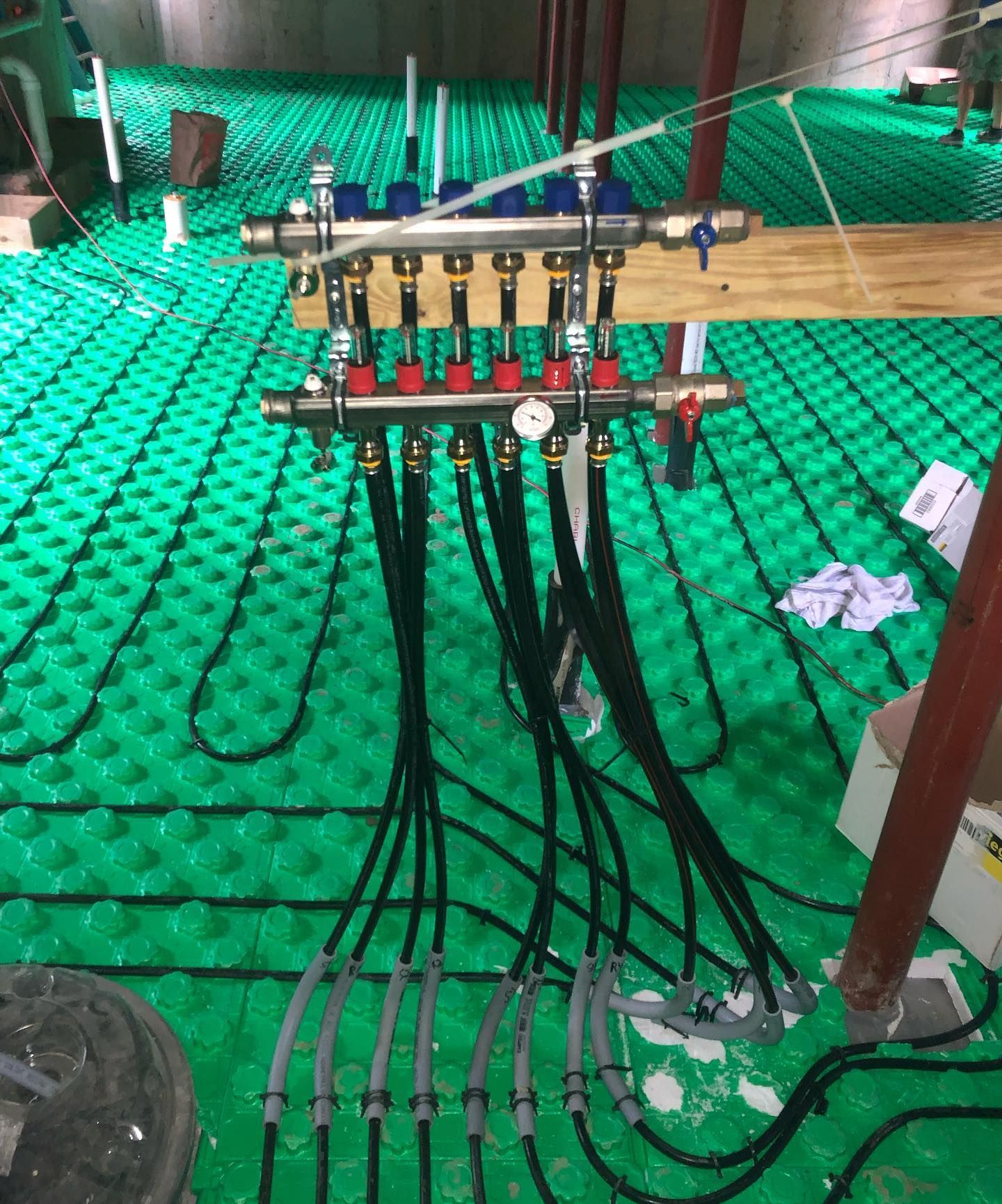 a bunch of wires are connected to a machine on a green floor