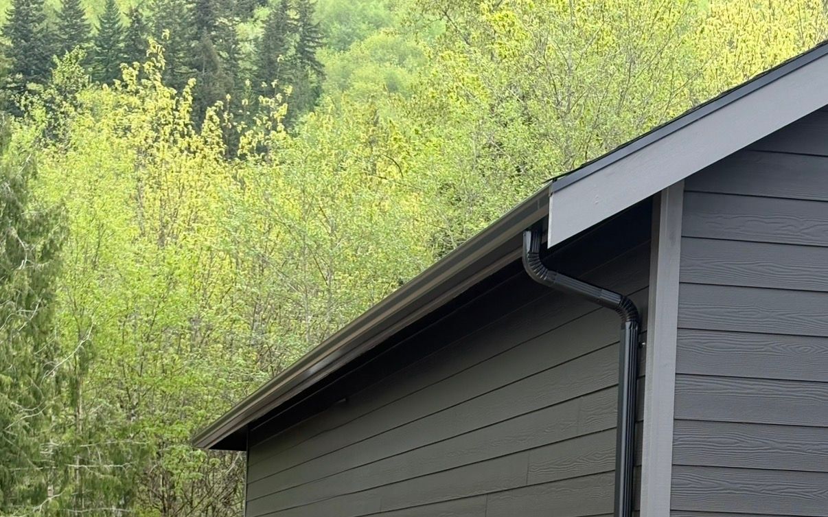 Choosing new seamless gutters? Learn how to select the right gutter color to match your home’s style