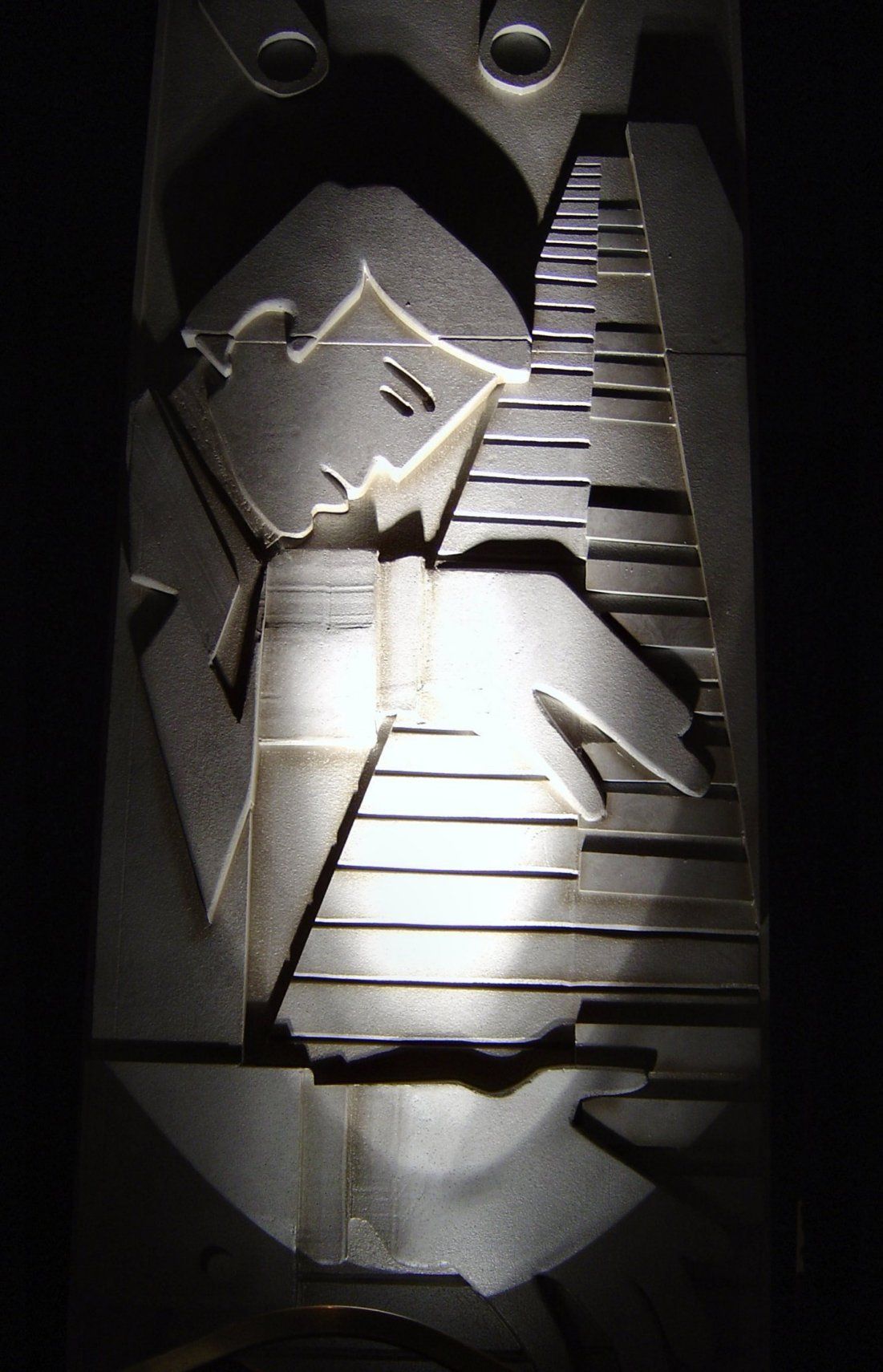 Deco piano player