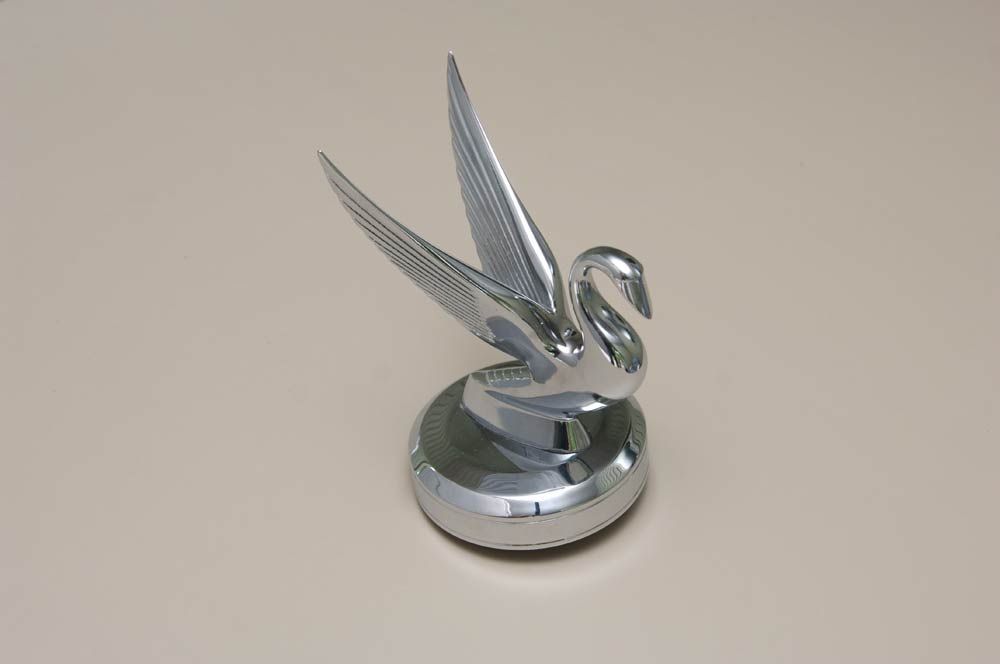 Hood pull flying swan