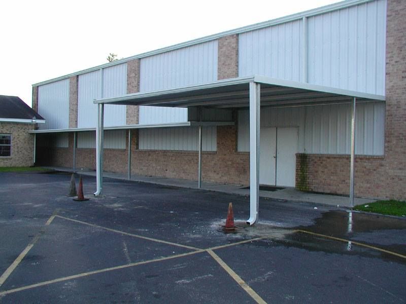 A building with a covered walkway in front of it
