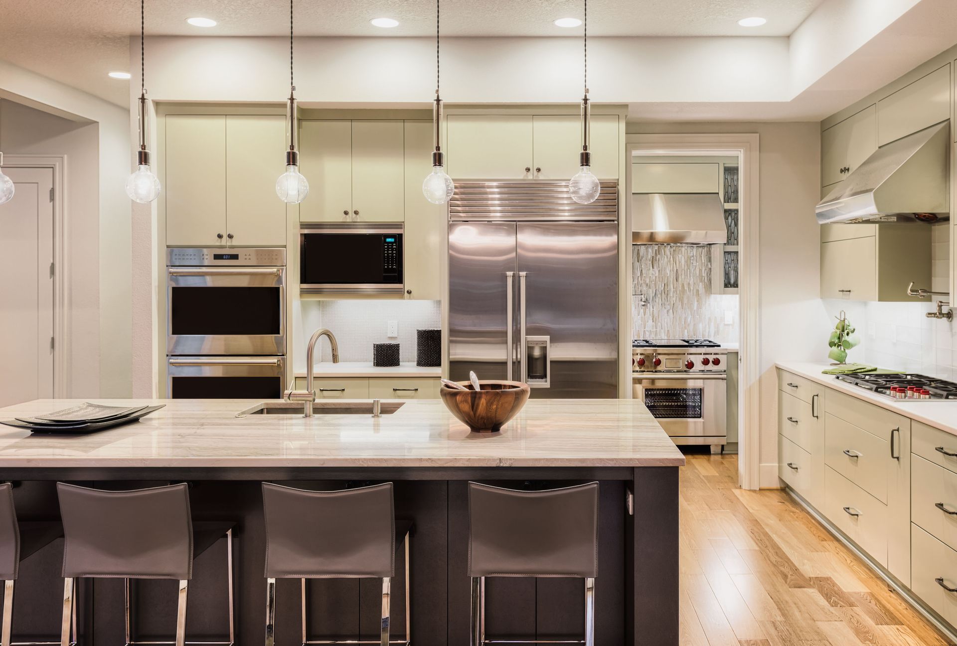 4 Advantages of Quartz Countertops for a Low-Maintenance Kitchen