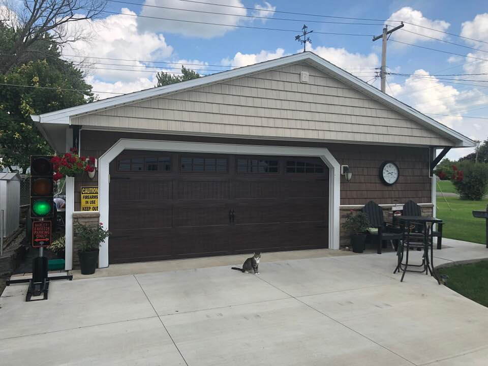 Brown garage with cat, green traffic light, and small table/chairs.